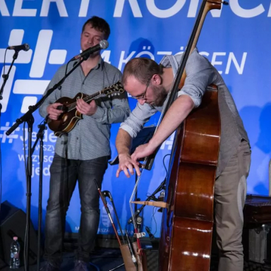 IRÉN LOVÁSZ – V4 GROOVE & VOICE BAND KUVAIT KONCERT