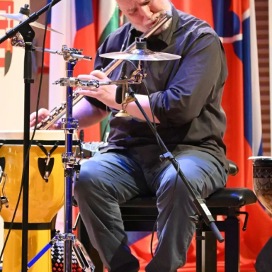 IRÉN LOVÁSZ – V4 GROOVE & VOICE BAND KUVAIT KONCERT