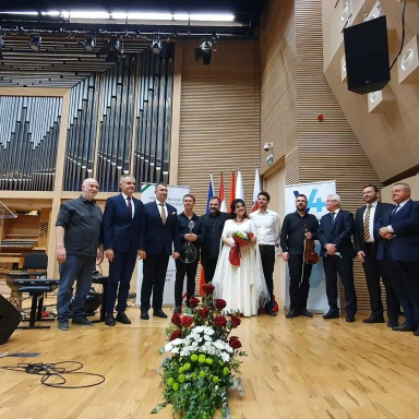 IRÉN LOVÁSZ – V4 GROOVE & VOICE BAND KUVAIT KONCERT
