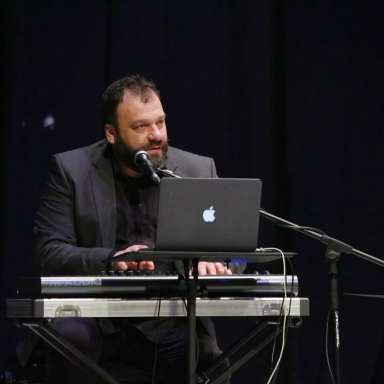 IRÉN LOVÁSZ – V4 GROOVE & VOICE BAND KUVAIT KONCERT