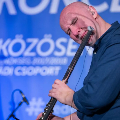 IRÉN LOVÁSZ – V4 GROOVE & VOICE BAND KUVAIT KONCERT