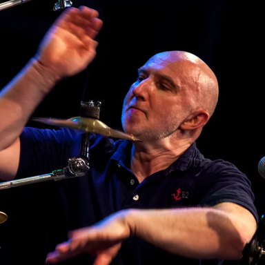 IRÉN LOVÁSZ – V4 GROOVE & VOICE BAND KUVAIT KONCERT