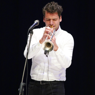 IRÉN LOVÁSZ – V4 GROOVE & VOICE BAND KUVAIT KONCERT