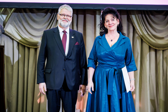 Lovász Irén átvette az MMA tagi oklevelet Turi Attilától, az MMA elnökétől